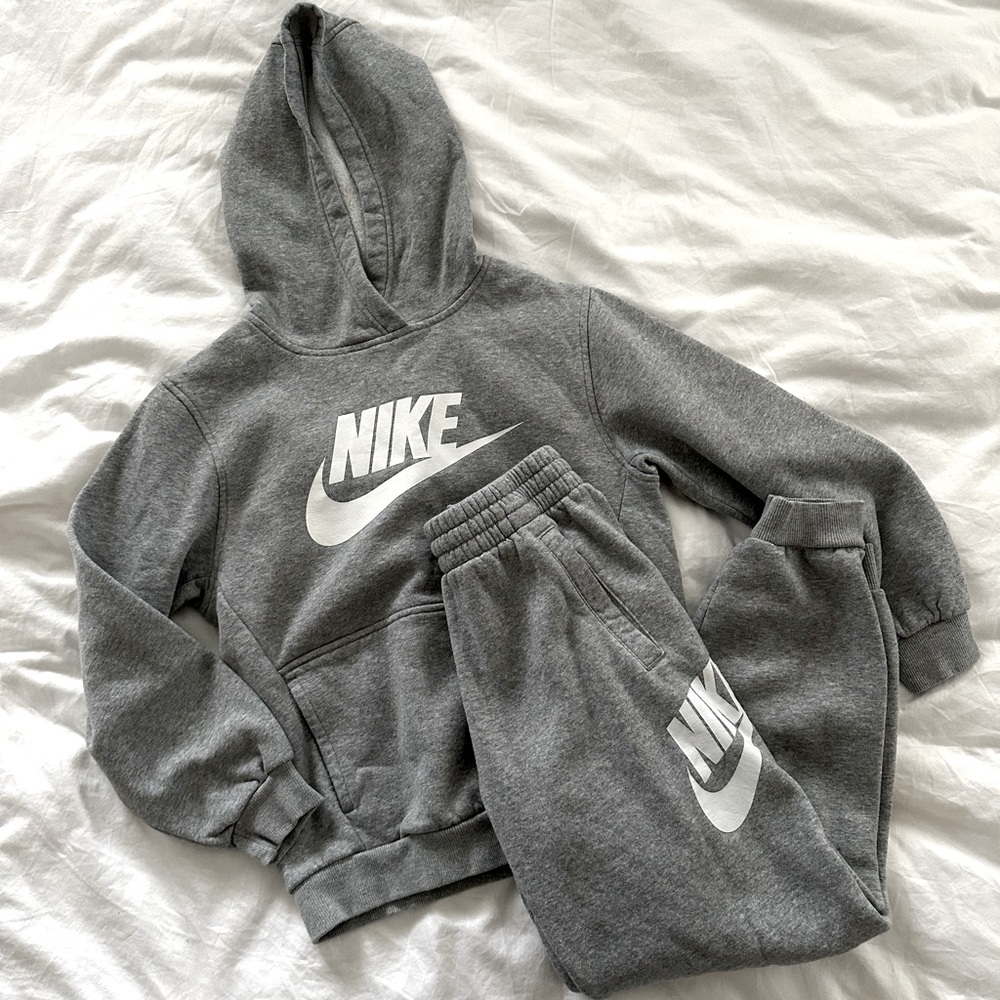 Nike boys sweat set L